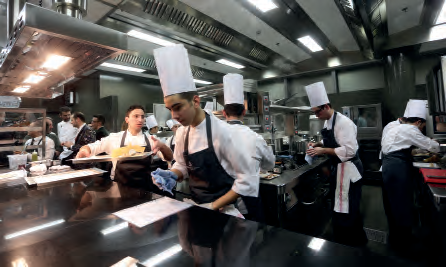Cocina profesional en plena operación sobre quarry tile CIPA