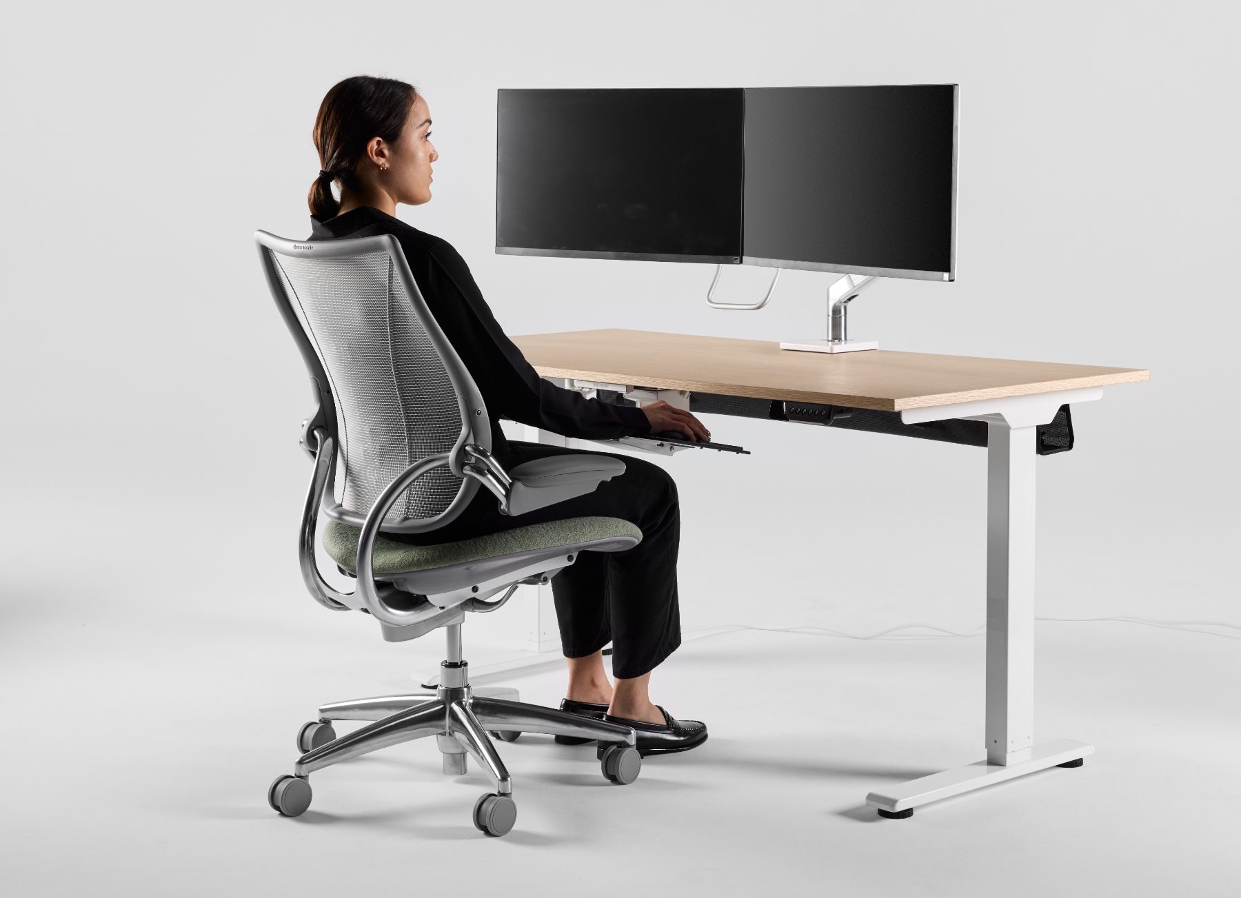 Puesto de trabajo ergonómico con doble monitor y postura correcta